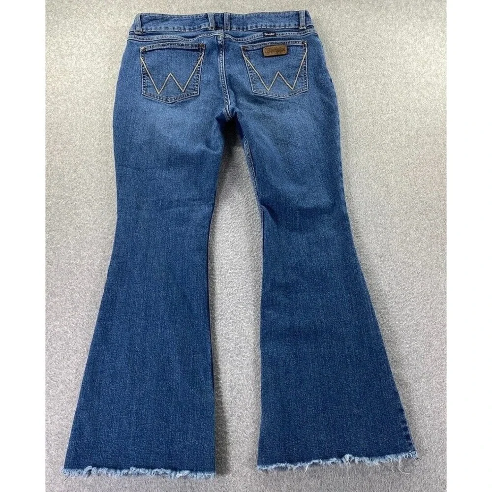 Wrangler Women's Size 35 X 30.5 Mid‎ Rise Flare Leg Blue Denim Jeans